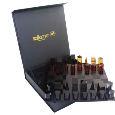 Coffret de rangement ouvert avec jeu d'échecs cylindrique en plexiglas