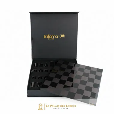 Coffret ouvert montrant les compartiments et l'échiquier amovible en plexiglas