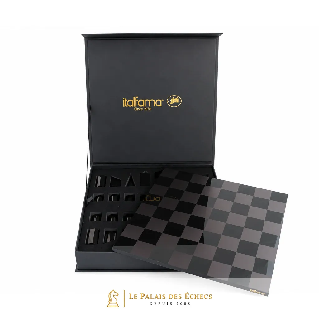 Coffret ouvert montrant les compartiments et l'échiquier amovible en plexiglas