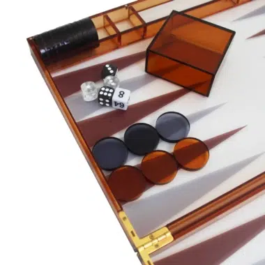 Alternative view of Backgammon Moderne en Plexiglas Orange avec Jetons de Dame, Gobelets à dés et Set de Dés