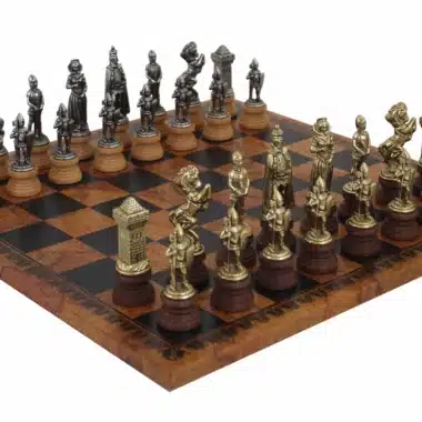 Grandes Figurines d'Echecs Mary Stuart et Echiquier en Similicuir Ancienne Carte du Monde