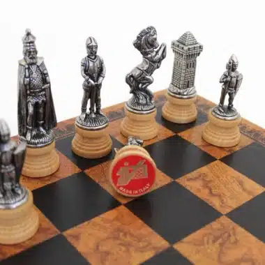 Pièces d'échecs Mary Stuart vue de près avec médaillon Made in Italy sur l'échiquier