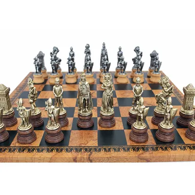 Pièces d'échecs Mary Stuart en position de jeu, détail des figurines en relief
