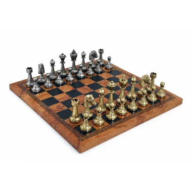 Jeu d'échecs Staunton en métal sur échiquier similicuir carte du monde, vue d'ensemble