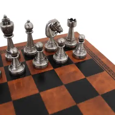 Jeu d'Echecs Staunton en Métal &  Échiquier en Similicuir Brun – Image 3