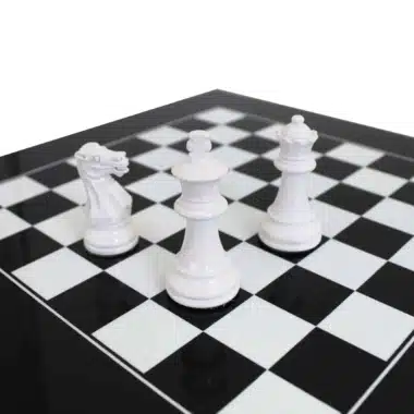 Ensemble Jeu d'Echec Bicolore Noir et Blanc Moderne en Bois Laqué – Image 3