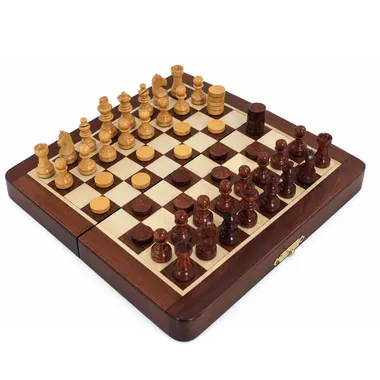 Jeu d'échecs et de dames en bois ouvert, vue en angle avec pièces disposées