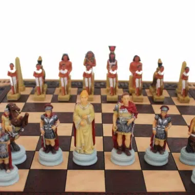 Alternative view of Jeu d'Echecs en Resine Romain vs Egyptien et Echiquier Orné en Résine