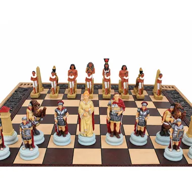 Pièces d'échecs égyptiennes et romaines face à face sur l'échiquier