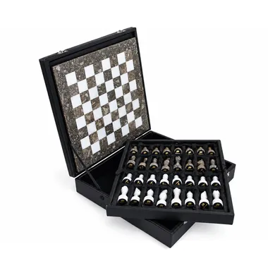 Coffret de rangement noir ouvert avec échiquier en marbre et pièces logées dans leur emplacement