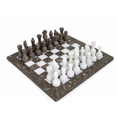 Jeu d'échecs en marbre gris et blanc 30x30cm, pièces en formation d'ouverture