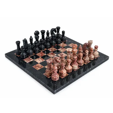 Jeu d'échecs en marbre rose et noir, vue d'ensemble sur l'échiquier