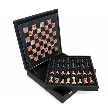 Jeu d'échecs en marbre rose et noir, coffret ouvert avec échiquier et rangement
