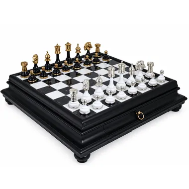 Jeu d'échecs en laiton plaqué or et argent sur échiquier noir et marbre