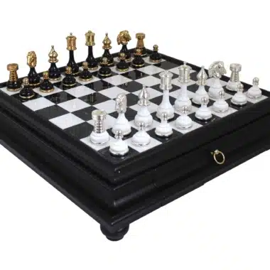 Jeu d'Echecs en Laiton Massif et Bois Plaqué Or et Argent & Échiquier Noir Sur Pied en Bois et Marbre de Carrare