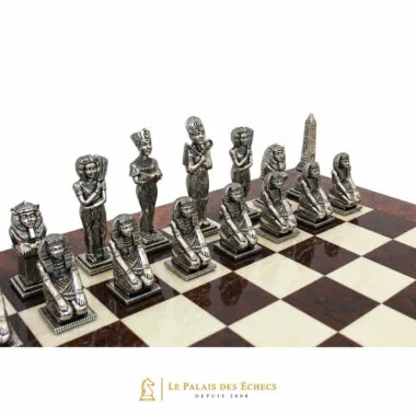 Pièces d'échecs Égypte en métal argenté vues de face sur l'échiquier