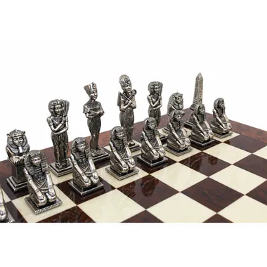 Pièces d'échecs Égypte en métal argenté vues de face sur l'échiquier