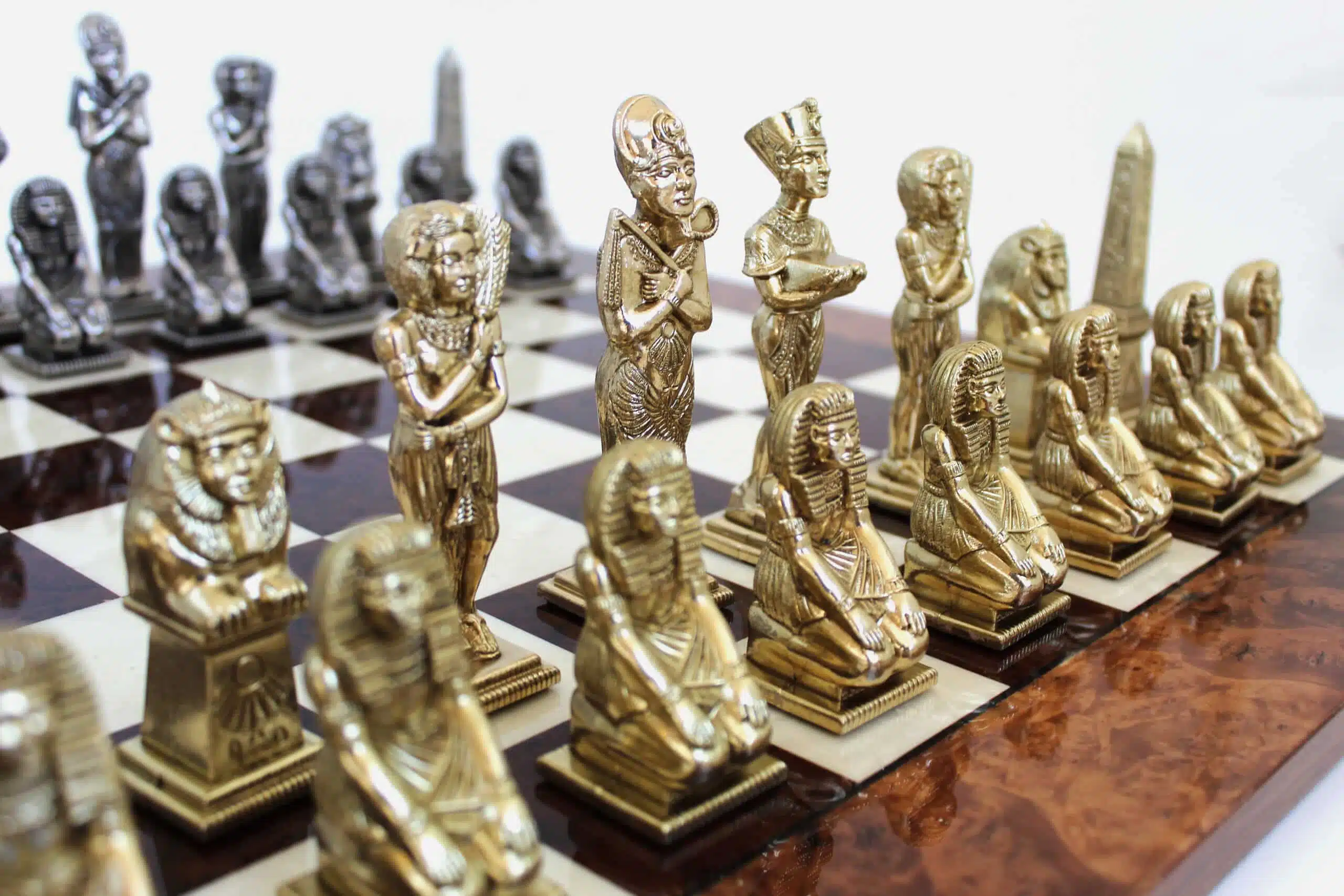 Figurines Egypte en Metal et Echiquier en Bois de Bruyere et Noyer Laqué – Image 3