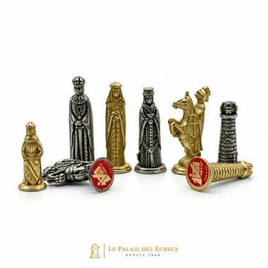 Détail des figurines médiévales en métal doré et argenté avec socles ornés