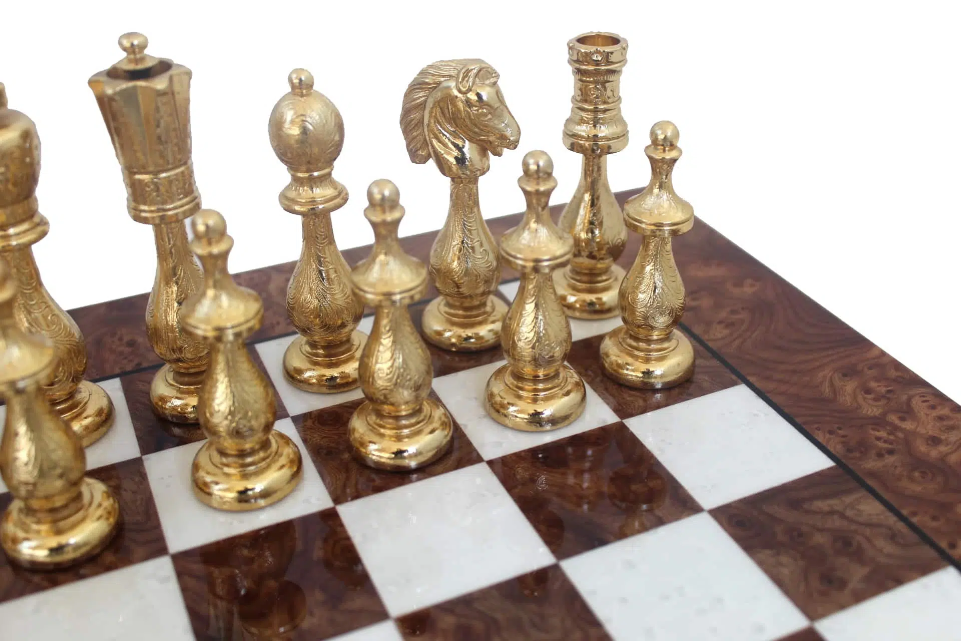 Pieces d'Echecs en Metal Plaque Or et Argent et Echiquier En Bois d'Orme et de Bruyere Laqué – Image 2