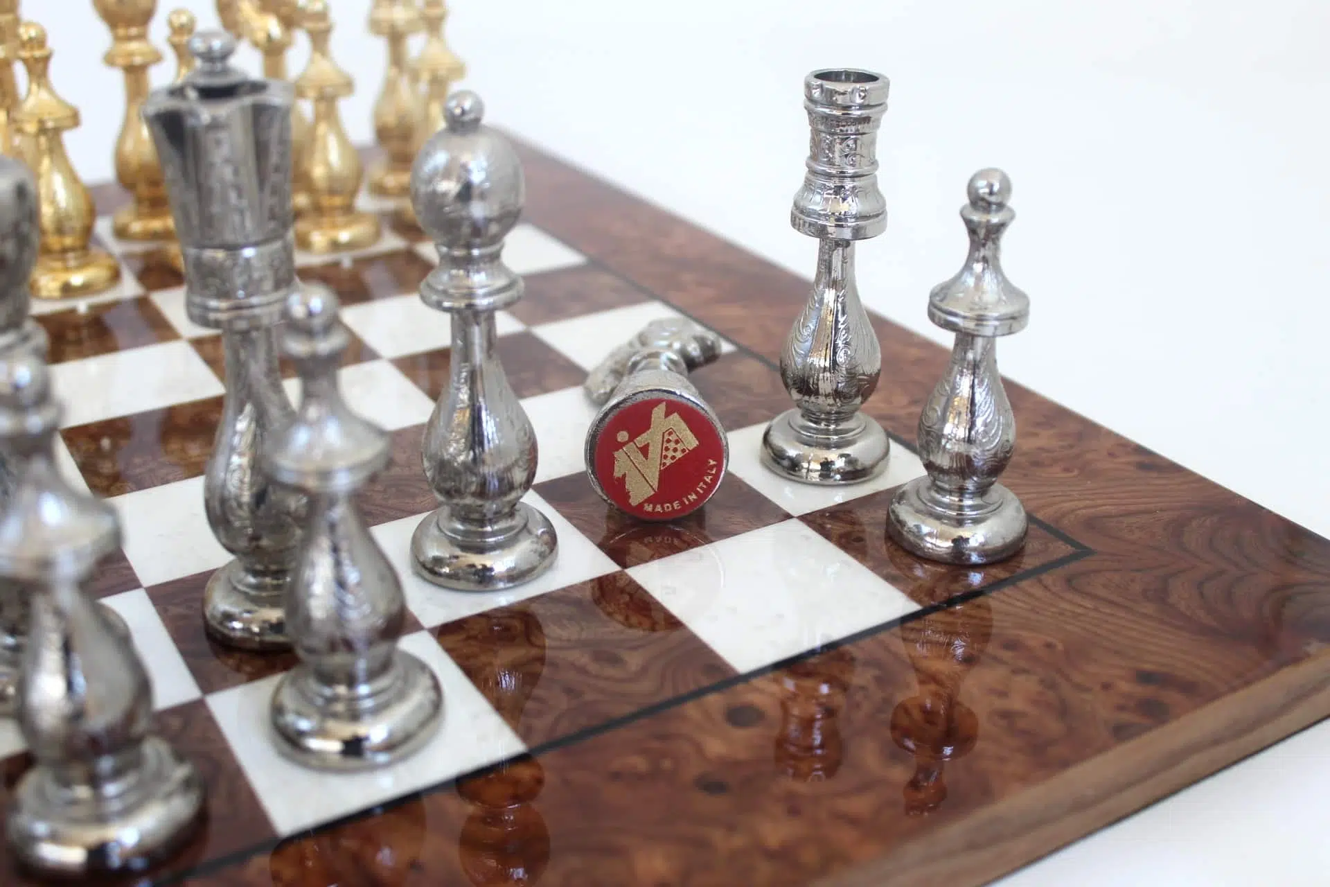 Pieces d'Echecs en Metal Plaque Or et Argent et Echiquier En Bois d'Orme et de Bruyere Laqué – Image 3