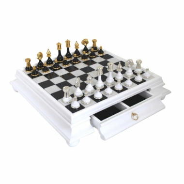 Jeu d'Echecs en Laiton Massif et Bois Plaqué Or et Argent & Échiquier Blanc Sur Pied en Bois et Marbre de Carrare