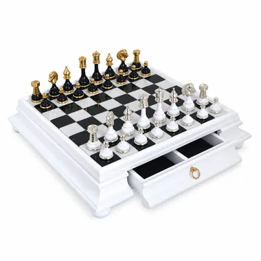 Jeu d'Echecs en Laiton Massif et Bois Plaqué Or et Argent & Échiquier Blanc Sur Pied en Bois et Marbre de Carrare