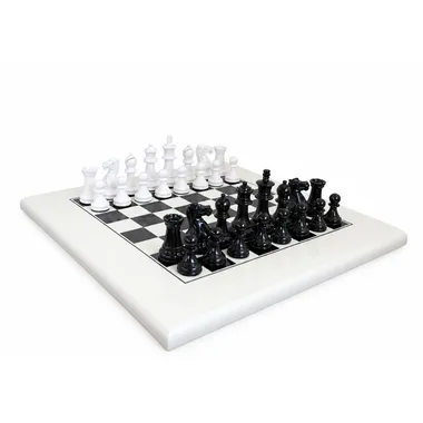 Jeu d'échecs Staunton noir et blanc installé sur un échiquier blanc