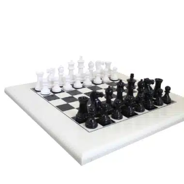 Jeu d'échecs Staunton noir et blanc installé sur un échiquier blanc