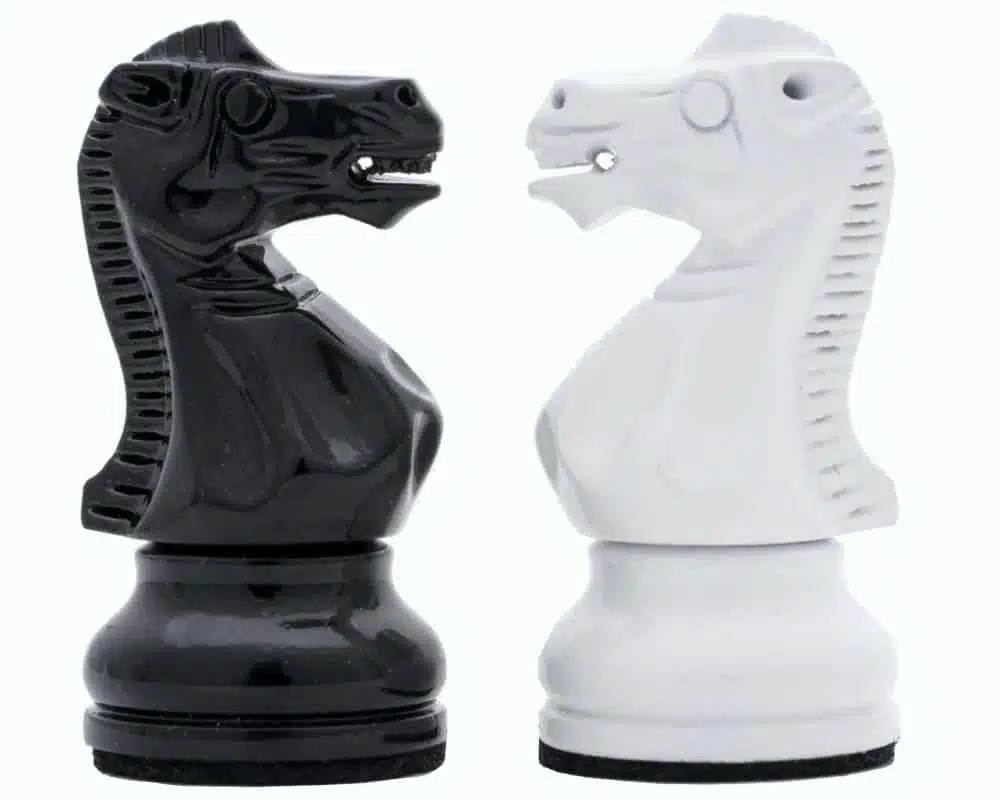 Jeu d'Echec Noir et Blanc en Bois et Echiquier Noir sur Pied avec Tiroir – Image 5