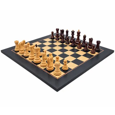Jeu d'échecs et échiquier 'Le Jeu de la Dame' vu en diagonale, pièces en position initiale