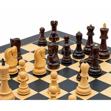 Pièces d'échecs 'Le Jeu de la Dame' en gros plan, cavaliers et dame bien visibles