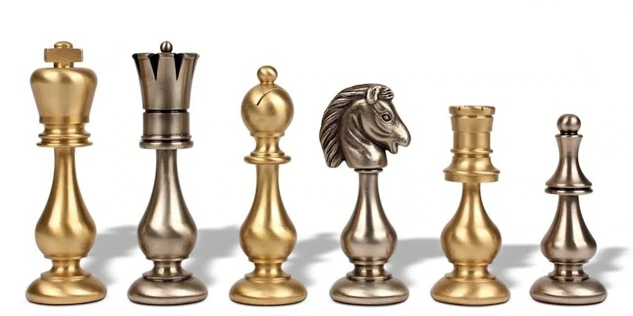 Grand Jeu d'Echec Design - Pieces Echecs en laiton et Echiquier en Bois de Bruyere et d'Erable Gris Laqué – Image 2