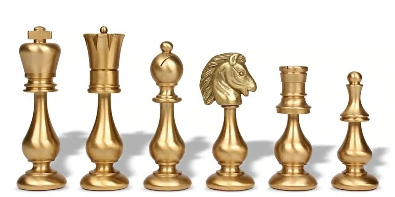 Grand Jeu d'Echec Design - Pieces Echecs en laiton et Echiquier en Bois de Bruyere et d'Erable Gris Laqué – Image 3