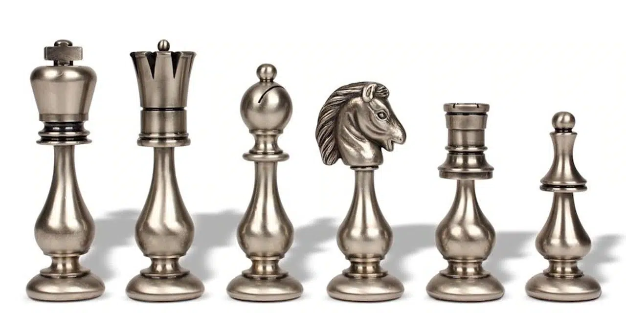 Grand Jeu d'Echec Design - Pieces Echecs en laiton et Echiquier en Bois de Bruyere et d'Erable Gris Laqué – Image 4