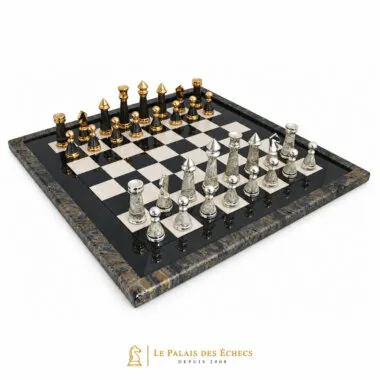 Ensemble complet Staunton Moderne XL avec pièces dorées et argentées sur échiquier en érable