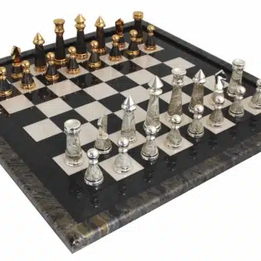 Ensemble Staunton Moderne XL Echiquier en Bois d'Erable Vert & Jeu d'Echecs en Laiton et Bois Plaqué Or et Argent