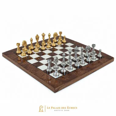 Jeu d'échecs complet plaqué or et argent sur échiquier en orme et bruyère