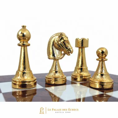 Détail des pièces dorées : fou, cavalier, tour et pion sur l'échiquier