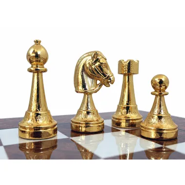 Détail des pièces dorées : fou, cavalier, tour et pion sur l'échiquier