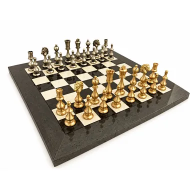 Jeu d'échecs complet en laiton doré et argenté sur échiquier en bois gris