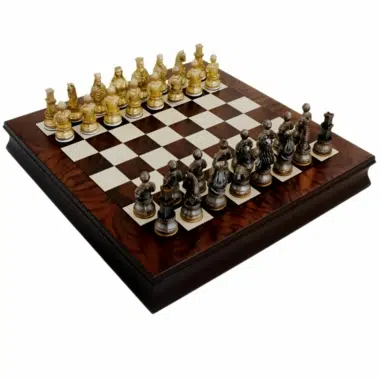 Jeu d'Echecs Medieval et Echiquier en Bois de Noyer et d'Erable avec Compartiment de Rangement