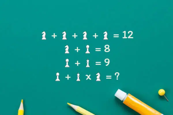 Énigme mathématique avec symboles d'échecs sur fond vert, crayon et gomme
