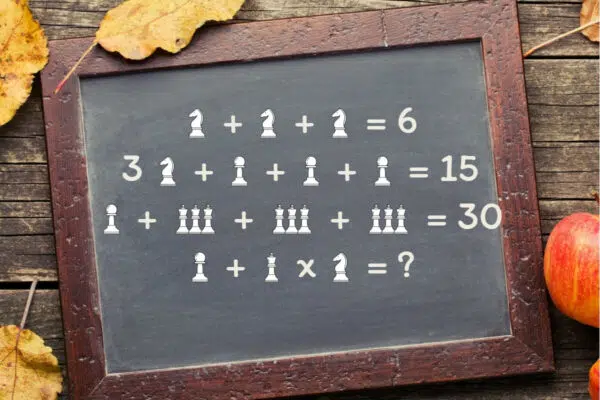 Ardoise en bois avec énigme mathématique illustrée de pièces d'échecs blanches