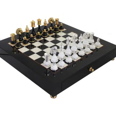Echiquier sur Pied en Bois Noir et Blanc et Pieces d'Echecs en Laiton et Bois Noir et Blanc