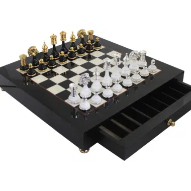 Alternative view of Echiquier sur Pied en Bois Noir et Blanc et Pieces d'Echecs en Laiton et Bois Noir et Blanc