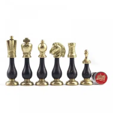 Jeu de pièces d'échecs dorées sur base noire avec boîte de protection rouge