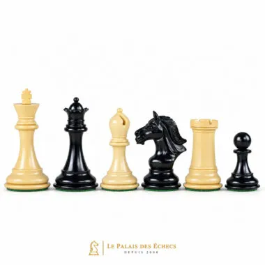 Pièces d'échecs en buis et ébène, dame et cavalier foncés face à fou clair