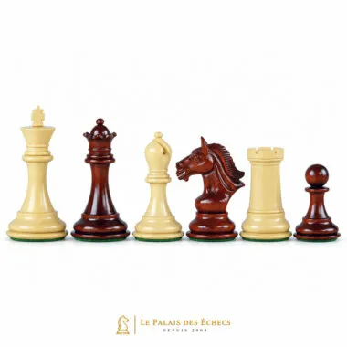 Pièces d'échecs en buis et padouk, dame foncée face aux pièces claires