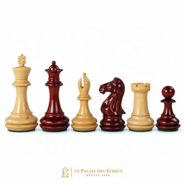 Pièces d'échecs en bois de padouk et buis, rangée complète alignée